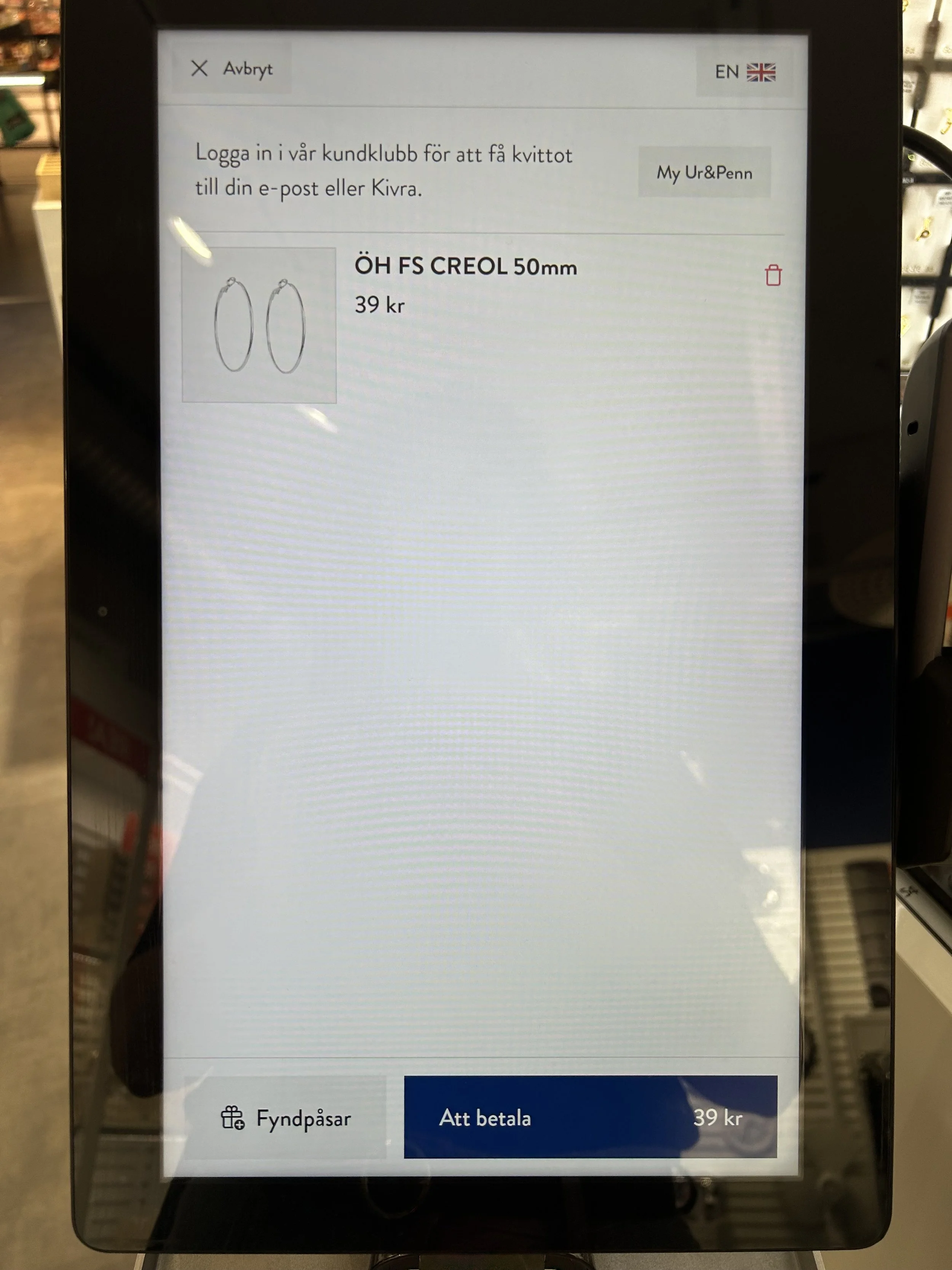 Ur&Penn cashier live in store
